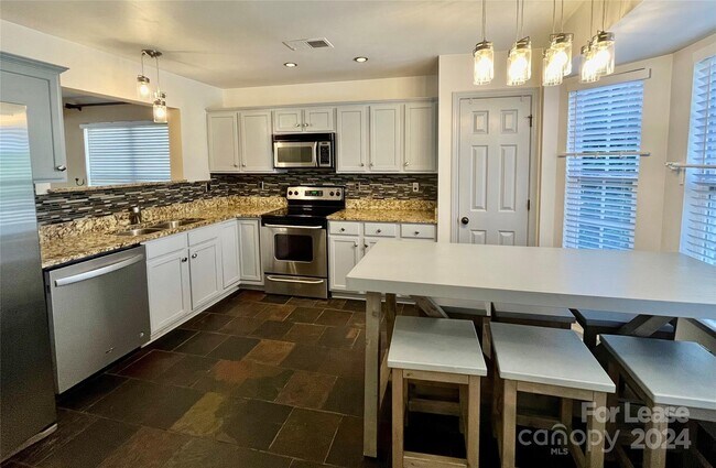 Foto del edificio - 18550 Oakhurst Blvd