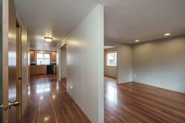 Foto del edificio - 3 Bedroom 2.5 Bath with workshop and fence...