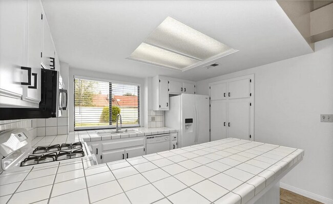 Building Photo - Beautiful Single Family Home in the Southwest