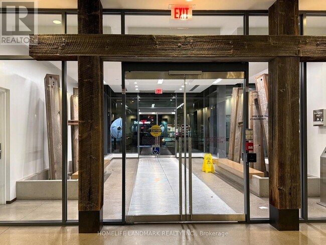 Photo du bâtiment - 1030 King St W