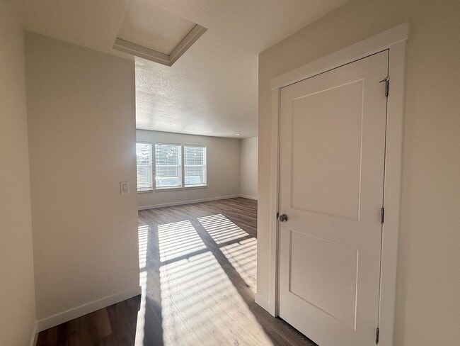 Building Photo - 333-337 SE Fir Villa Rd