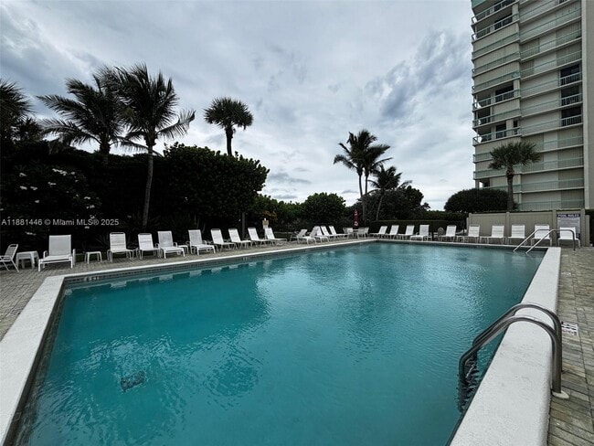 Foto del edificio - 9900 S Ocean Dr