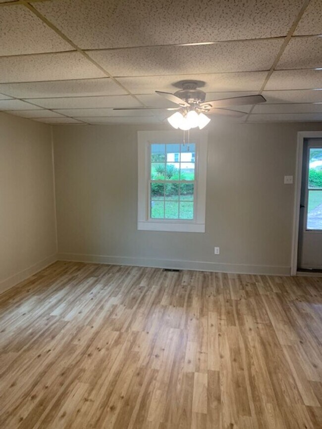 Building Photo - 303 Knitting Mill St