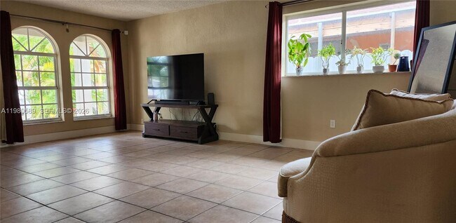 Foto del edificio - 880 E 26th St