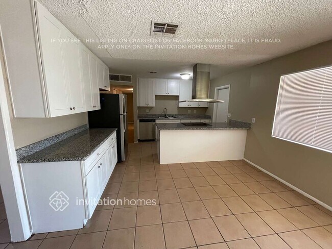 Foto del edificio - 3409 W Poinsettia Dr
