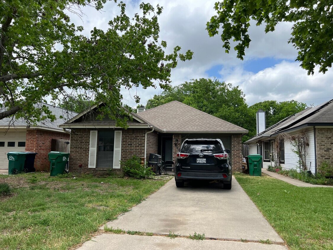 Spacious 3 Bed / 2 Bath Home Near TWU & Downtown Denton - Spacious 3 Bed / 2 Bath Home Near TWU & Downtown Denton