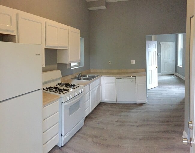 Building Photo - Spacious 3 Bed, 2 Full Bath Home! Renovate...