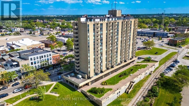 Photo du bâtiment - 155 Front St N