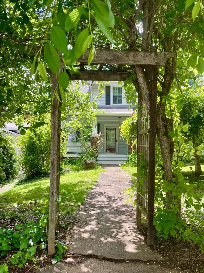 Building Photo - Beautiful Historic Kenilworth 3 bed, 1.5 b...
