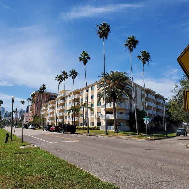 Foto del edificio - 1200 N Shore Dr NE