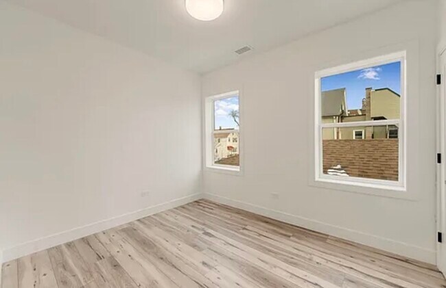 Foto del edificio - 2913 W 38th St