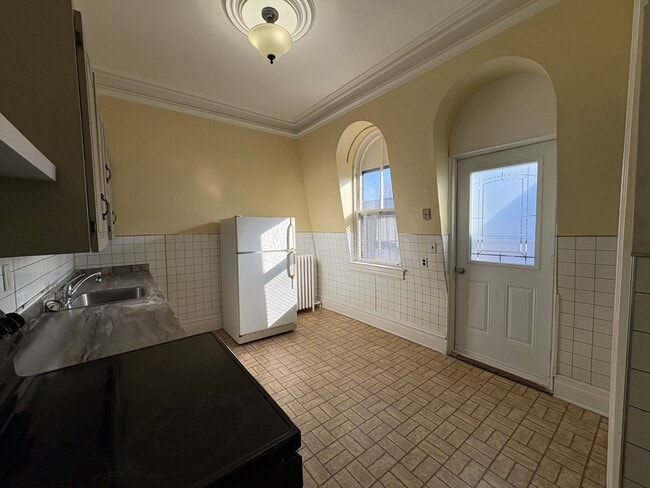 Building Photo - 196 King St E