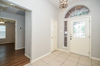 Building Photo - 707 New Pines Dr