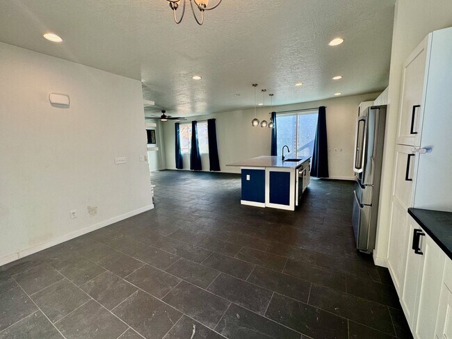 Building Photo - Your Home Is Ready For You!!