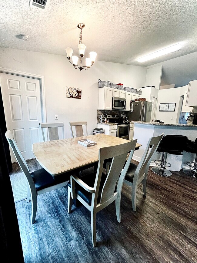 Building Photo - 11 Brindlewood Dr