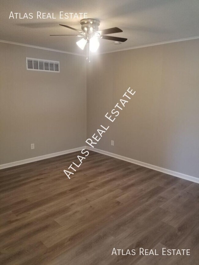 Building Photo - Coming Soon! 2 Bedroom 1 Bathroom Duplex i...