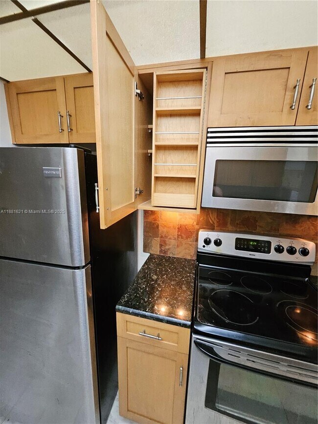 Foto del edificio - 11131 Royal Palm Blvd