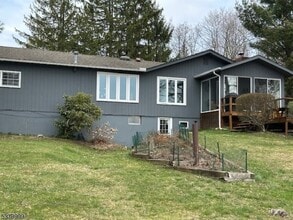 Building Photo - 1 Lakeshore Dr W