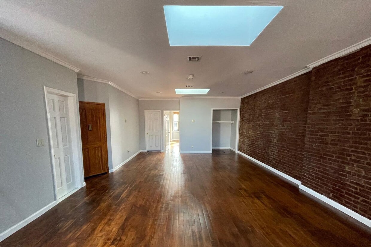 Primary Photo - 704 Manhattan Ave