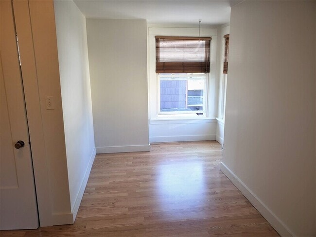Foto del edificio - 5833 Woodlawn Ave N