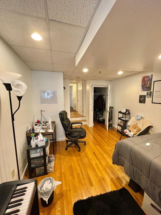 Foto del edificio - Brookline 3 Bed / 2 Bath – Garden Unit – Brownstone Charm – 9/1 Move-In