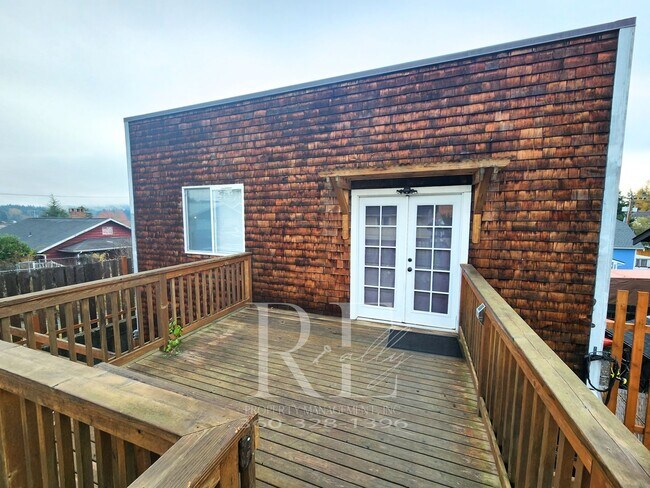 Building Photo - HUGE Garage w/ 2Bd Home