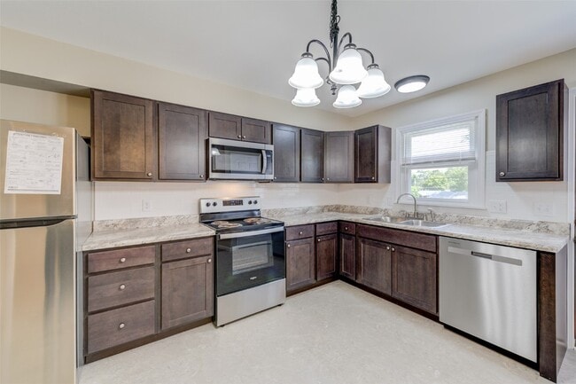 Building Photo - 624 S Pam Ave