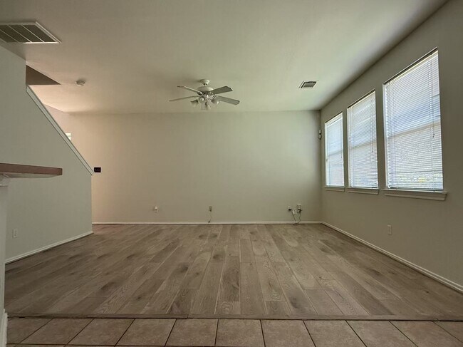 Foto del edificio - 16623 Newglen Ln