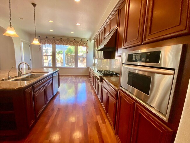 Building Photo - Pleasanton Ponderosa 5 bed+loft / 4 bath, ...