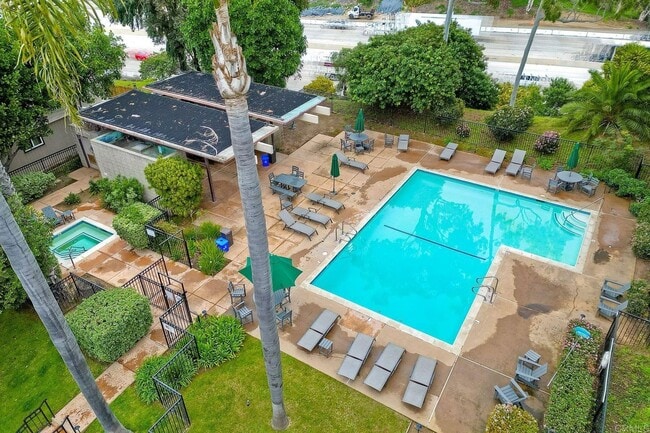 Building Photo - Resort Style 2 Bed 2 1/2 Bath Condo Oasis ...