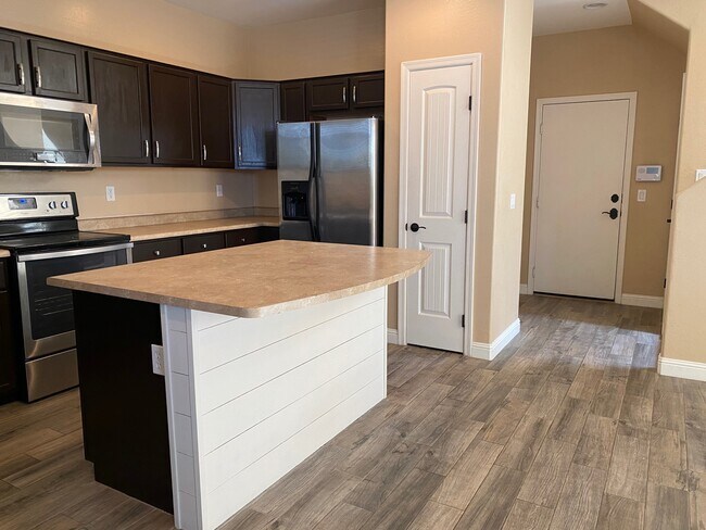 Building Photo - 6823 S 9th Ave