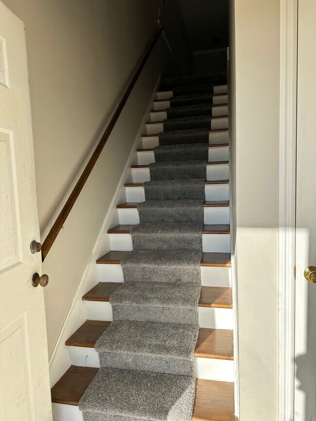 Building Photo - 2 Bedroom 2 bath apt very close to everyth...