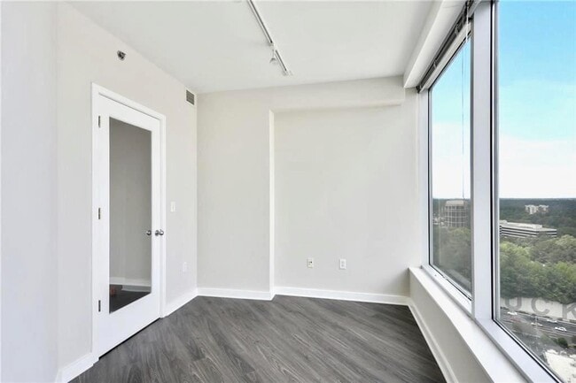 Foto del edificio - 3338 Peachtree Rd NE