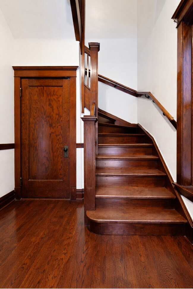 Escalera del primer piso del área común - 6444 N Magnolia Ave