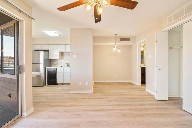 Building Photo - 1840 Burton Dr