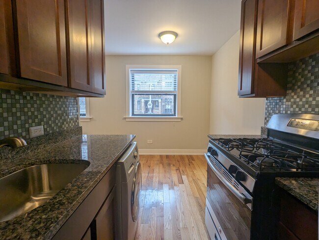 Building Photo - 510 W Briar Pl