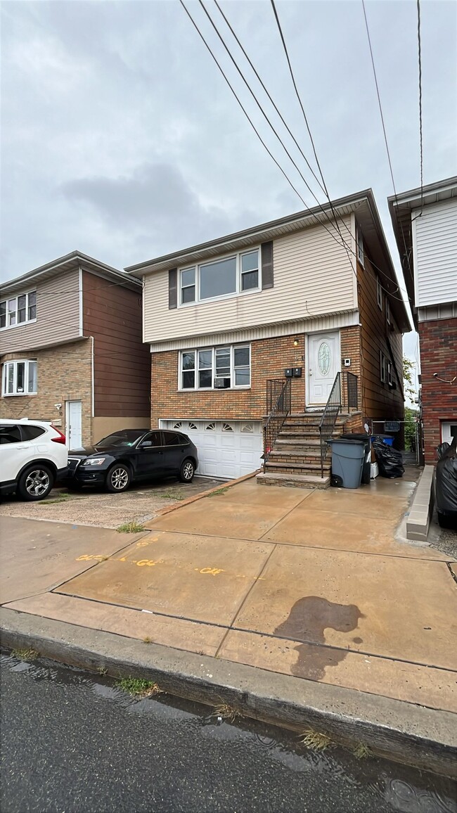 Building Photo - 8 E View Ct