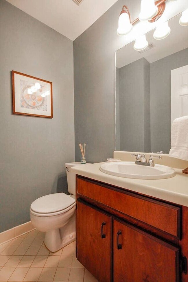 Building Photo - Recently Updated 2 Bed, 1.5 Bath Condo in ...