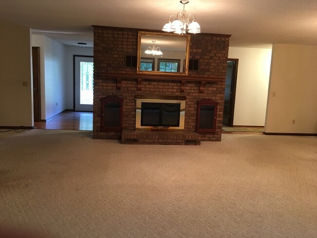 Building Photo - Spacious 3 Bedroom 2.5 Bath home located i...