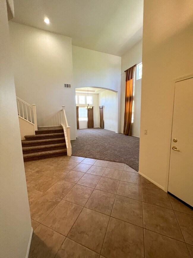 Foto del edificio - Spacious 4 Bedroom 3 Bathroom Home with 3 ...
