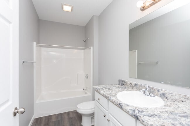 2HAB, 2BA - 1,500 ft² - Evard Place - Solar Powered