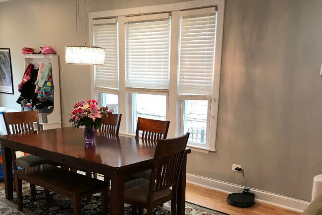 Building Photo - 1734 W Roscoe St