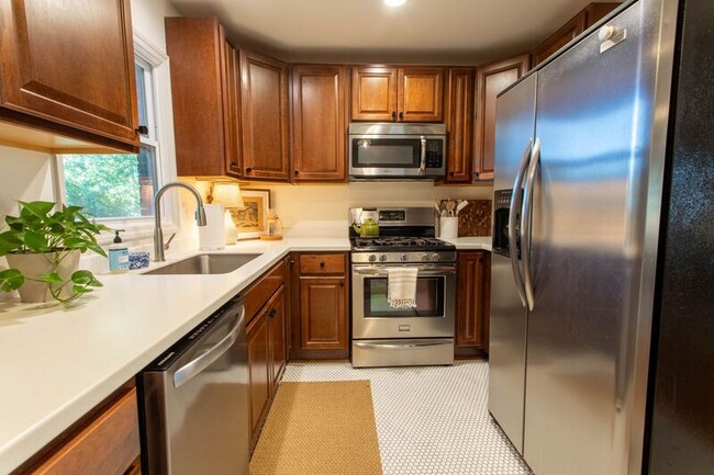 Building Photo - 335 Knottingham Dr