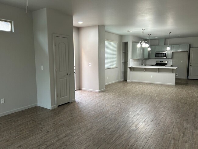 Building Photo - Fresh, clean and updated