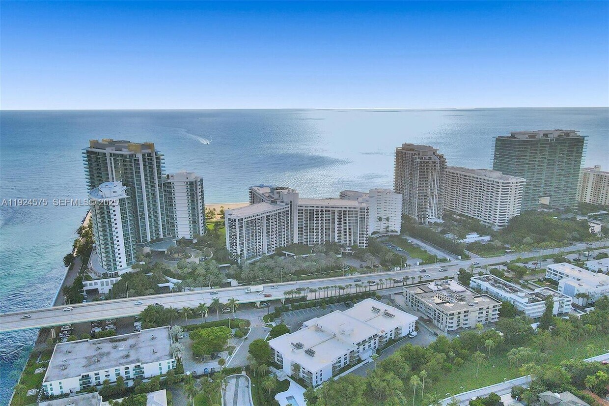 Foto del edificio - 10225 Collins Ave