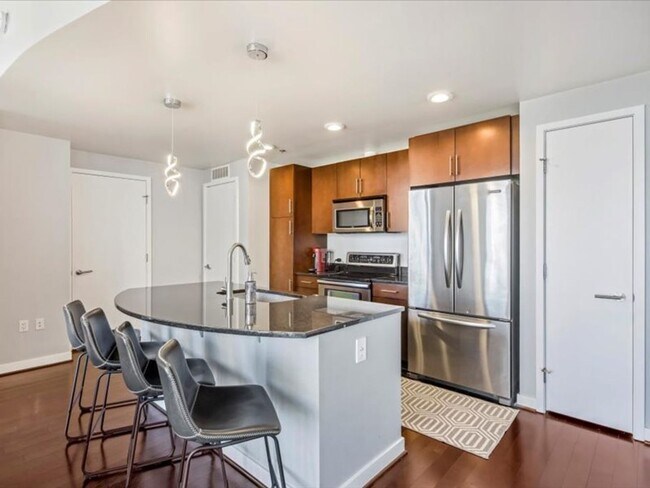 Foto del edificio - Luxury High Rise Condo Available 7/1/25