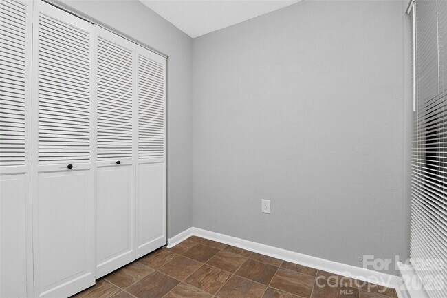 Foto del edificio - 4804 Spring Lake Dr