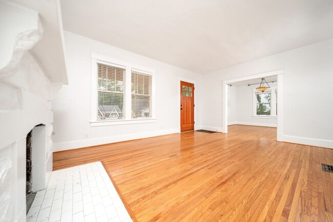 Building Photo - Charming 3BE/2BA cottage in a great location of Belmont-Hillsboro!