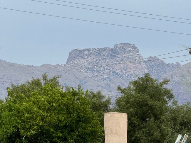 Foto del edificio - 460 E Delano St