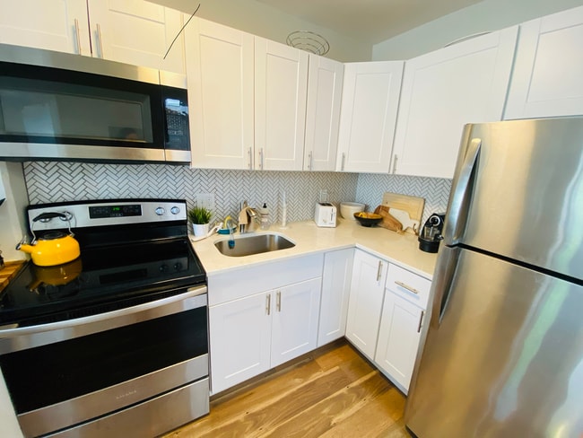 Kitchen w/ marble counters - 602 M St NW